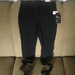 GAP Active Black Wrap Leggings, size MP NWT